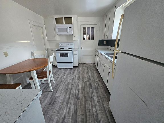 4th image of 227 Saginaw St