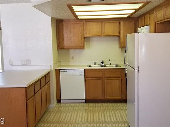 4th image of 905 Rockview Dr Unit 202
