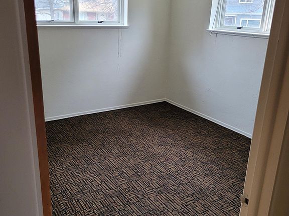 3rd image of 609 Park Dr N