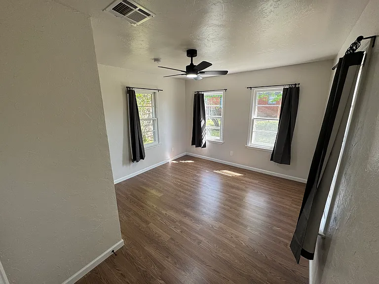 1522 Oxford Way — Photo 9