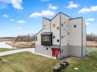 1800 Rivers Edge Dr SE, Minot, ND 58701