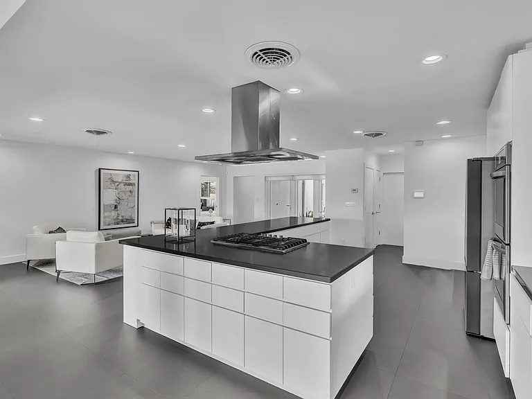 1640 NE 43rd St — Photo 37
