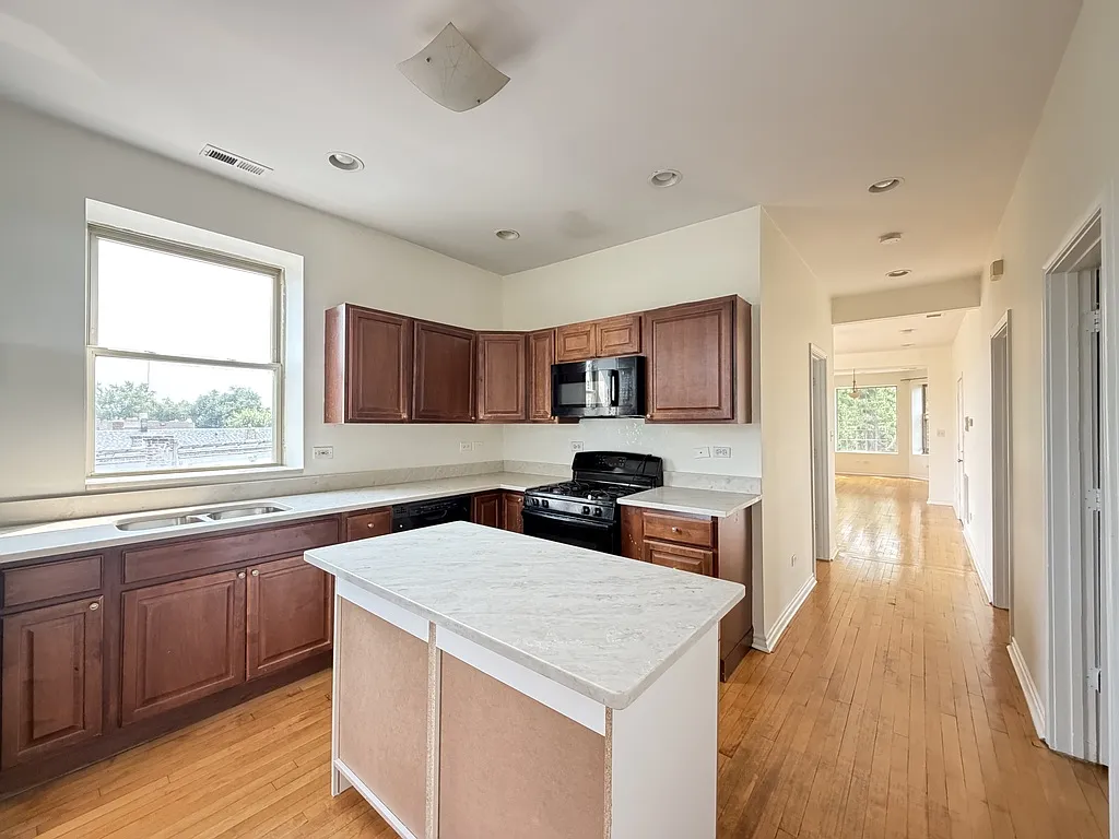 Pleasing 3 Bed, 1 Bath at Kildare + Wrightwood (Hermosa) — Photo 4