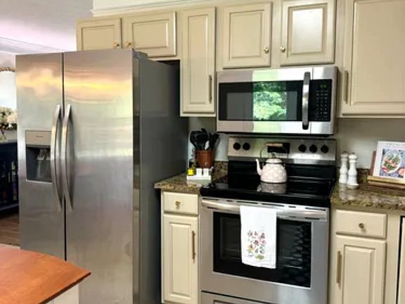 2nd image of 211 Seagraves Dr #211