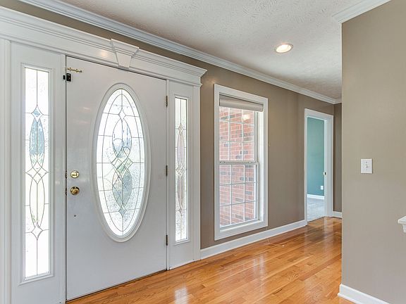 4th image of 132 Highland Cir