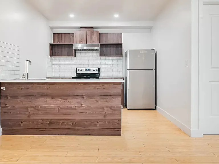 379 Harman St #4E — Photo 2