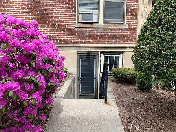 2nd image of 461 Washington St APT B