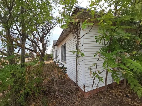 510 E Franklin Ave, Electra, TX 76360