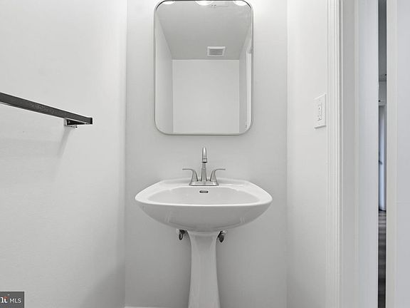 3rd image of 18 Victoria Sq