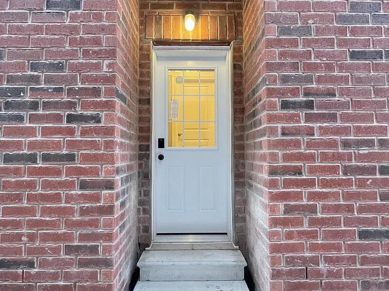 90 Maverick Cres #BASEMENT — Photo 2