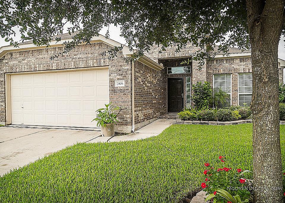 1st image of 2806 Crestwood Dr