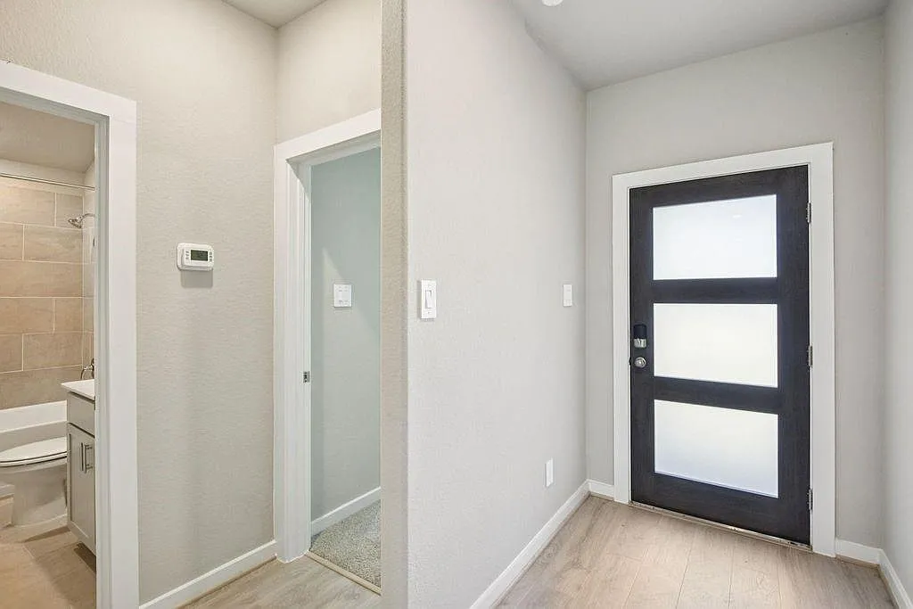4 bed, 3.0 bath, 2200 sqft, $2,300 — Photo 2