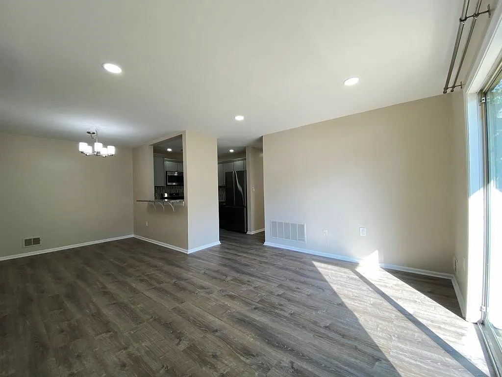 2 bed, 1100 sqft, $2,300 — Photo 3