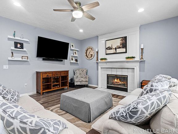 4th image of 3641 Windwood Dr NE