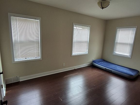 2nd image of 115 E 58th St