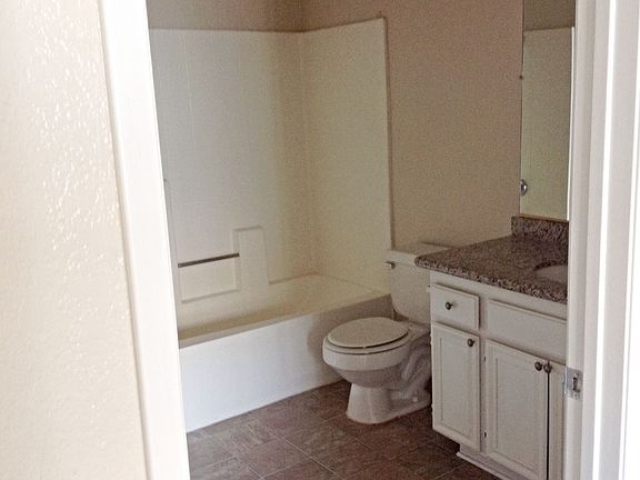 4th image of 663 Woodcrest Dr #B