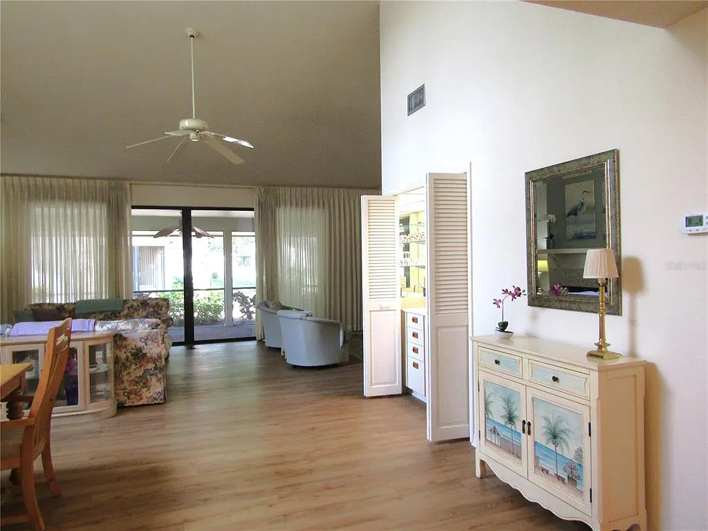 3 bed, 2.0 bath, 2122 sqft, $4,800 — Photo 4