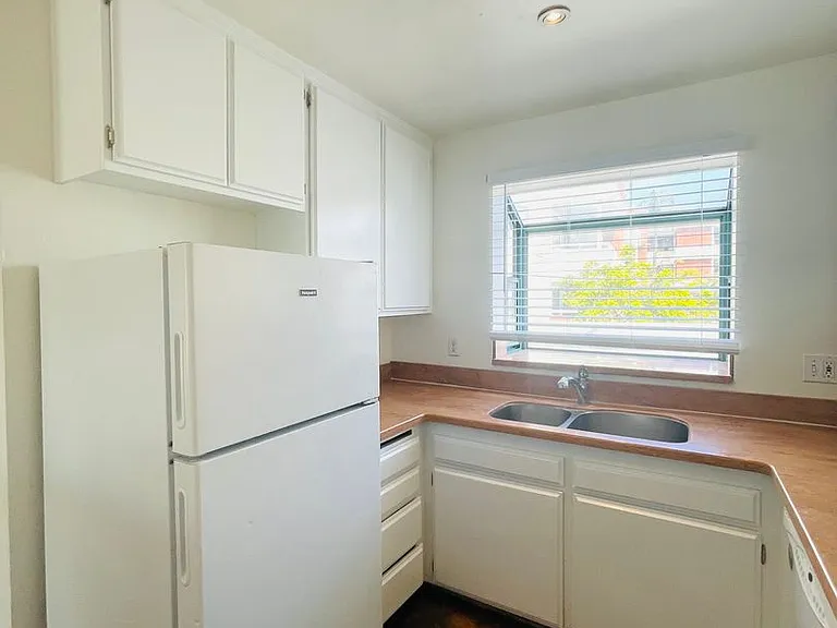 875 S B St — Photo 4