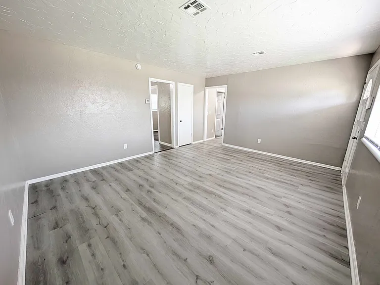 1025 Hoyt Ave — Photo 3