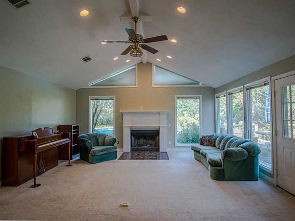 2nd image of 2025 Glen Cove Dr