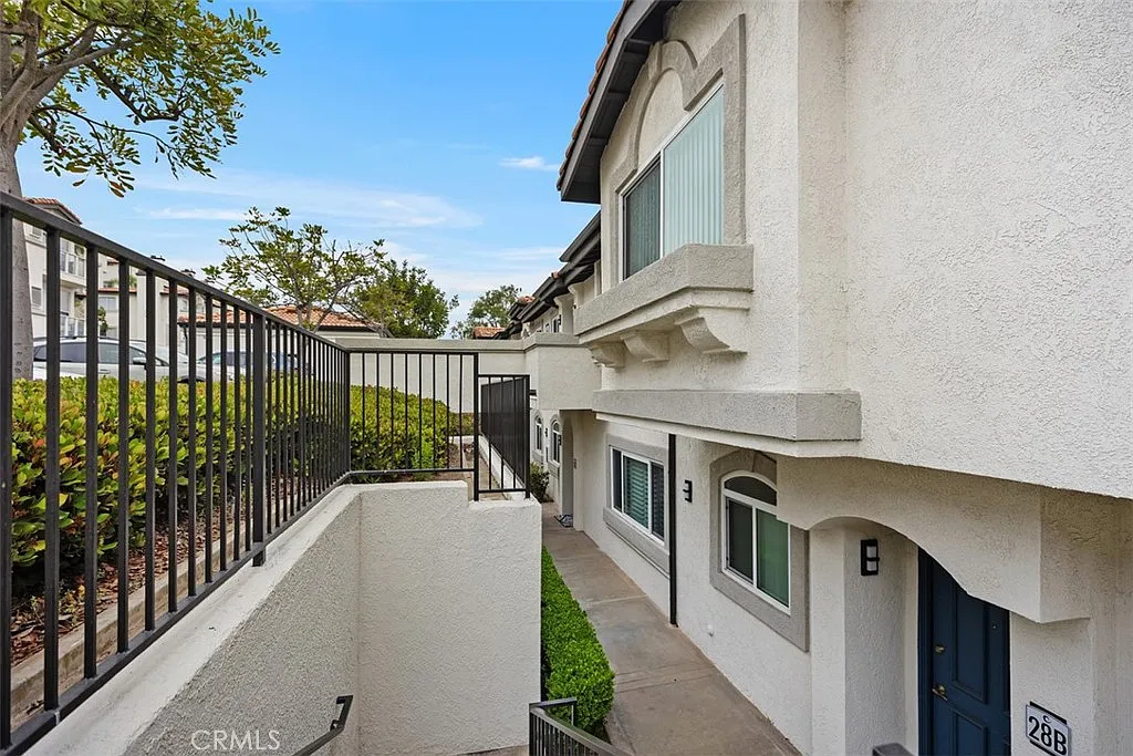 2 bed, 1053 sqft, $4,295 — Photo 3