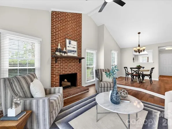 9227 N Vicksburg Park Ct, Charlotte, NC 28210