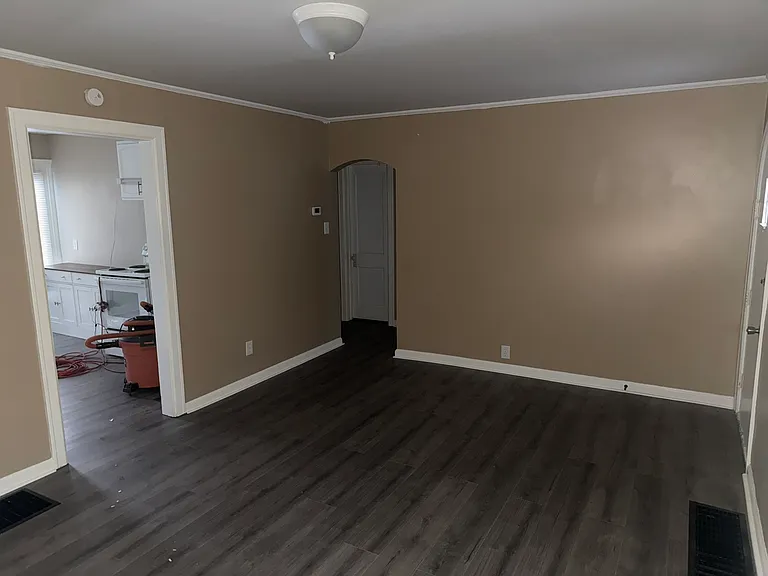 2240 W 9th St — Photo 11