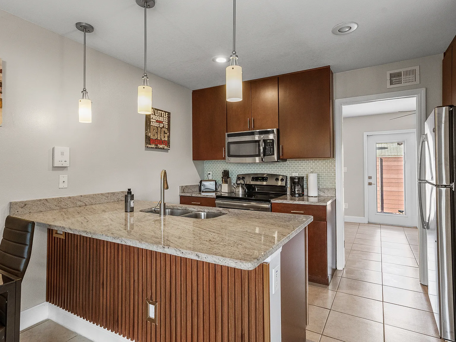 1 bed, 700 sqft, $1,700 — Photo 3