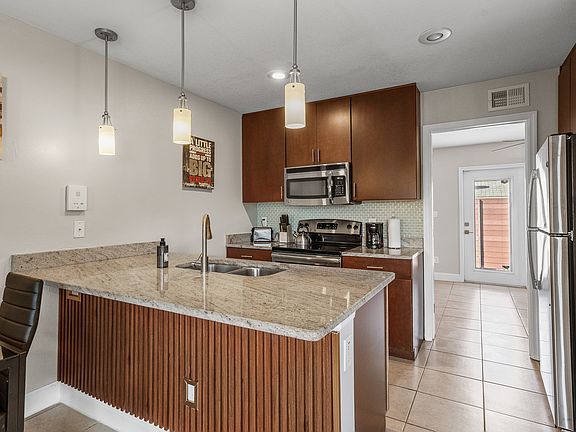 3rd image of 202 N Fremont Ave APT 1