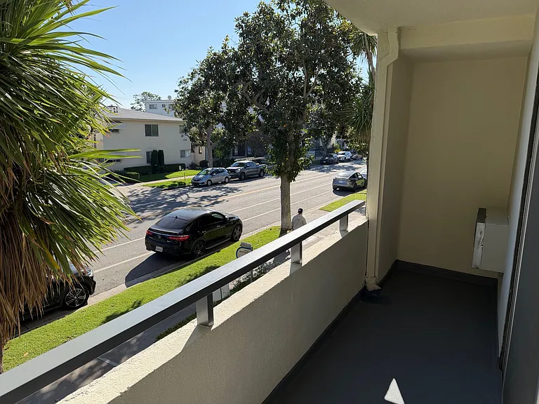 221 S Doheny Drive — Photo 17