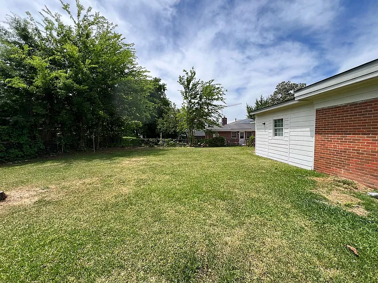 1008 Pelham St — Photo 16