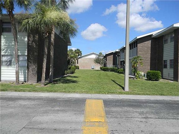2nd image of 812 Sky Lake Cir APT B