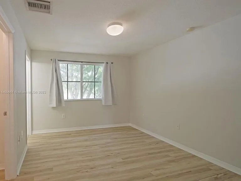 6030 SW 19th Pl — Photo 5
