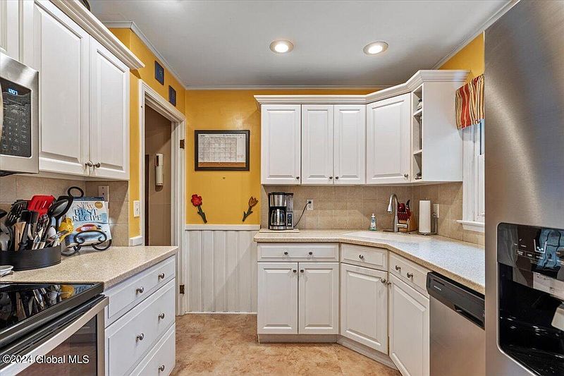 4th image of 135 Willow Lane