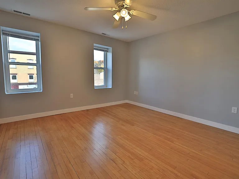 202 Broadway St S #4 — Photo 4