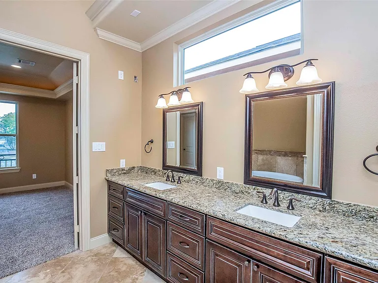 1516 Amundsen St — Photo 37