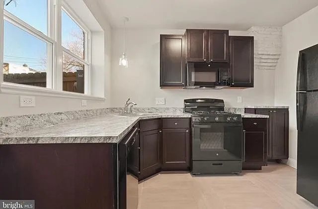 2 bed, 975 sqft, $1,600 — Photo 2