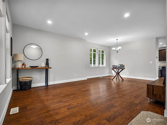 5th image of 525 SW Winter Springs Lane