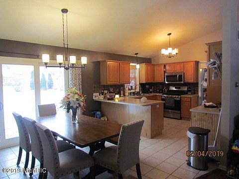 2nd image of 6886 Lake Bluff Dr NE