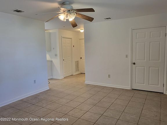 5th image of 546 E Arverne Ave