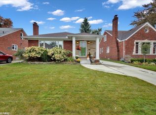 1794 Bournemouth Rd, Grosse Pointe Woods, MI 48236