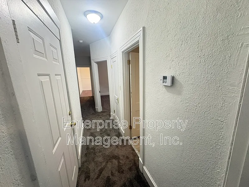 2 bed, 1.0 bath, 971 sqft, $895 — Photo 2