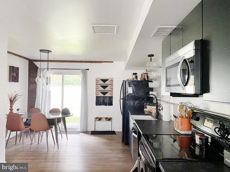 910 Valley Dr — Photo 3
