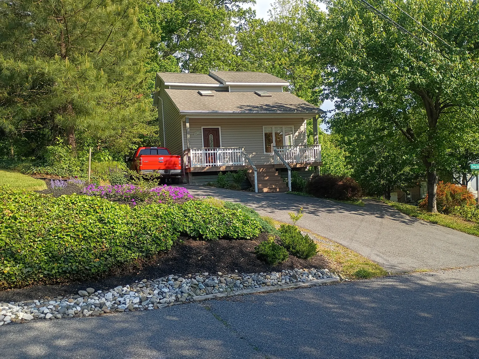 3 bed, 1200 sqft, $2,400 — Photo 2