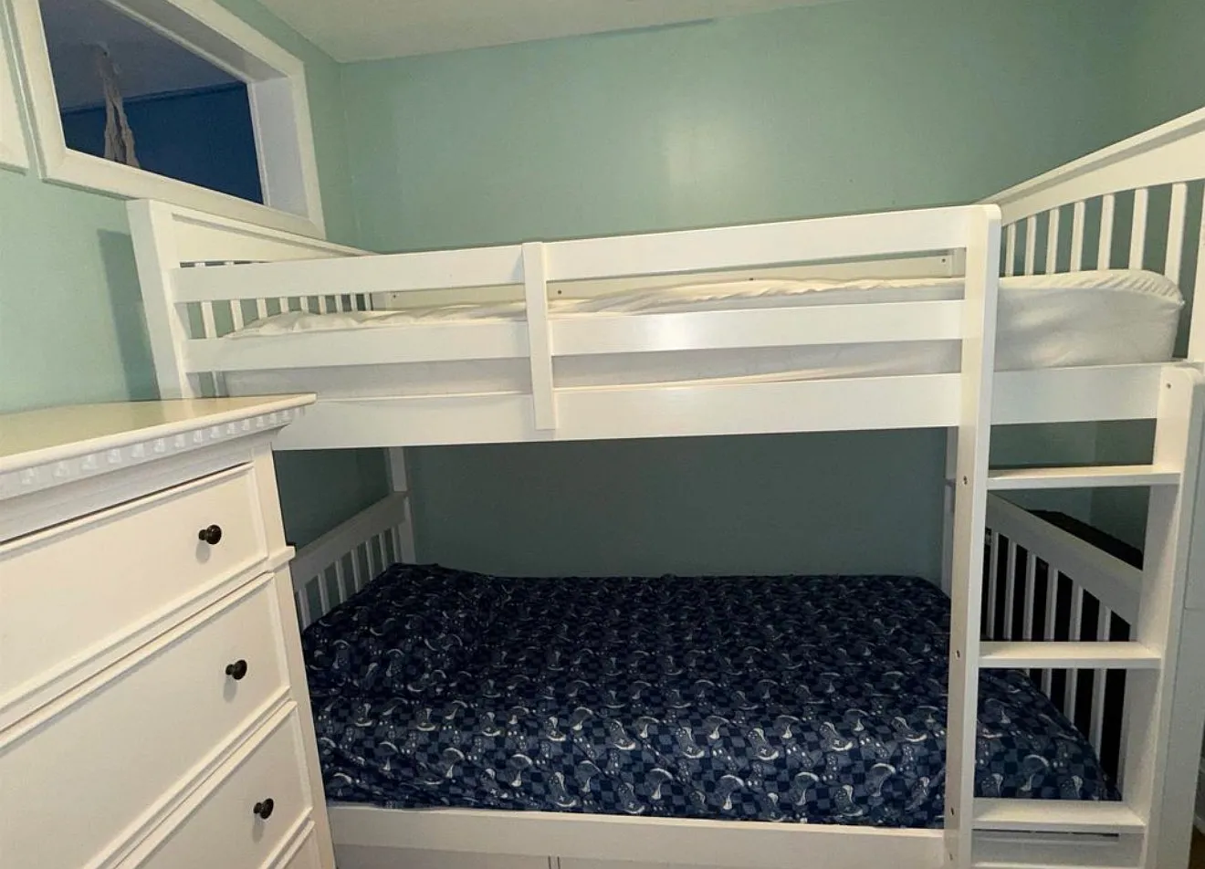3 bed, 1000 sqft, $2,500 — Photo 4