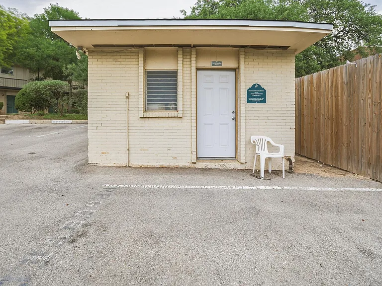 5332 Balcones Dr #B — Photo 18