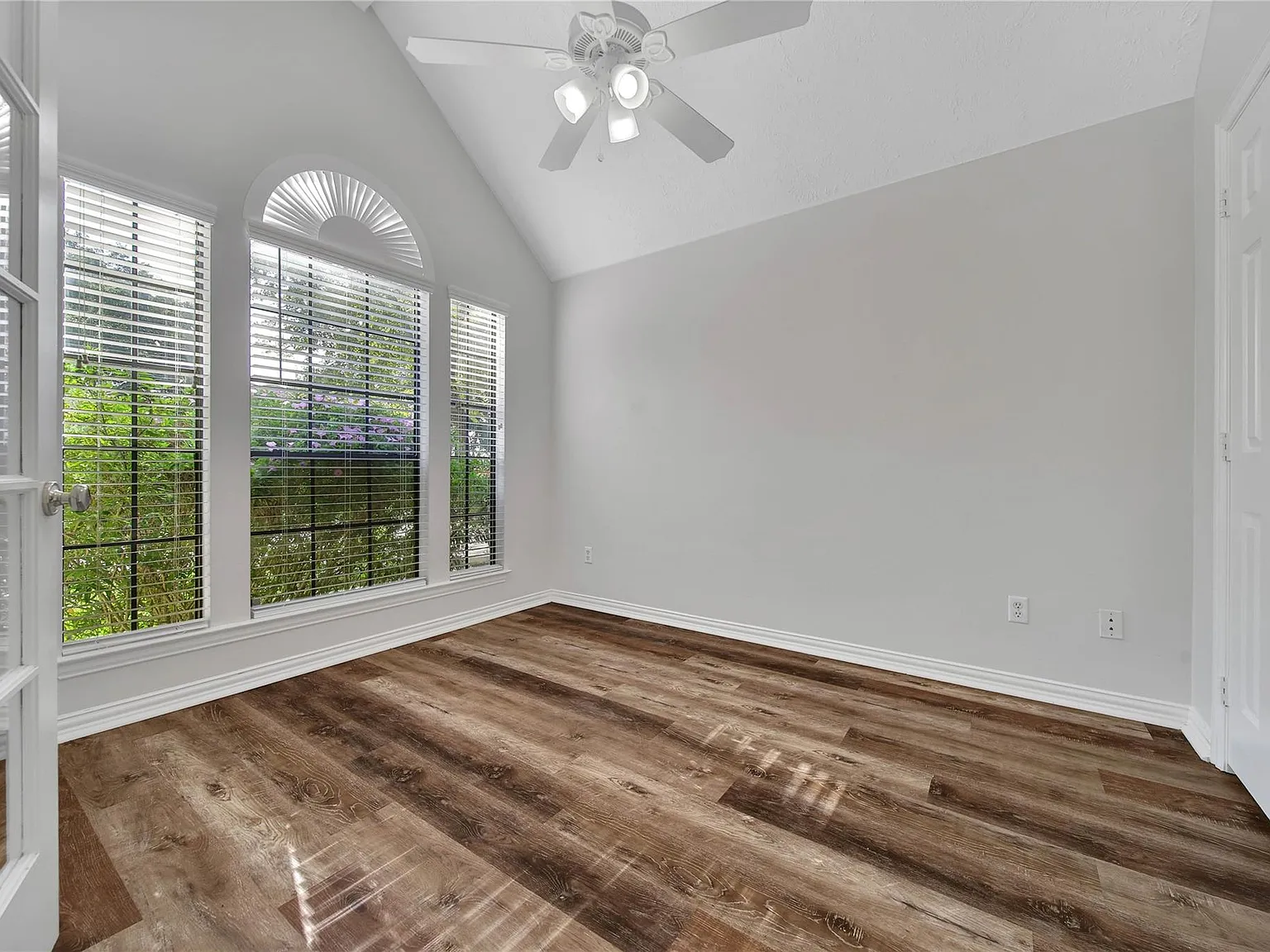 3 bed, 2.0 bath, 1379 sqft, $2,000 — Photo 4