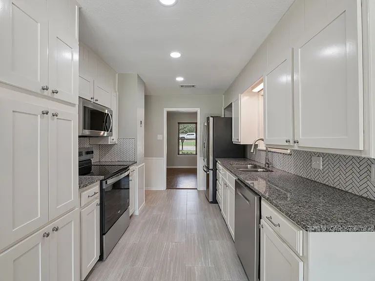 6540 Victoria Ave — Photo 7