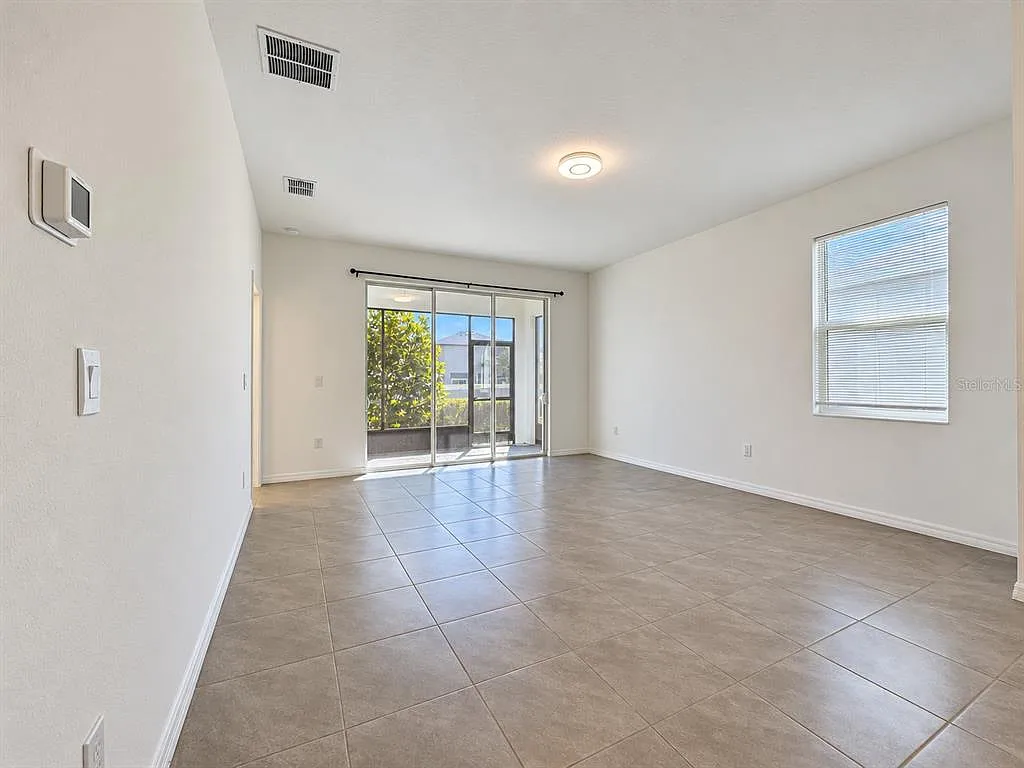 3 bed, 2.0 bath, 1565 sqft, $2,100 — Photo 4