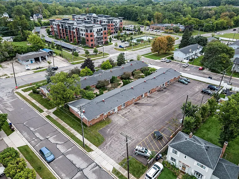 Plymouth Gardens Apartments — Photo 2